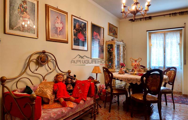 Casa di sei vani, doppi servizi e garage