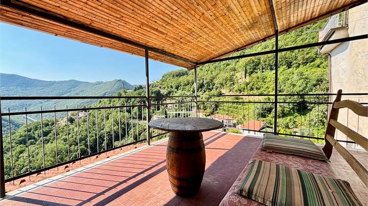 Casa indipendente su due livelli con terrazzo e cantina