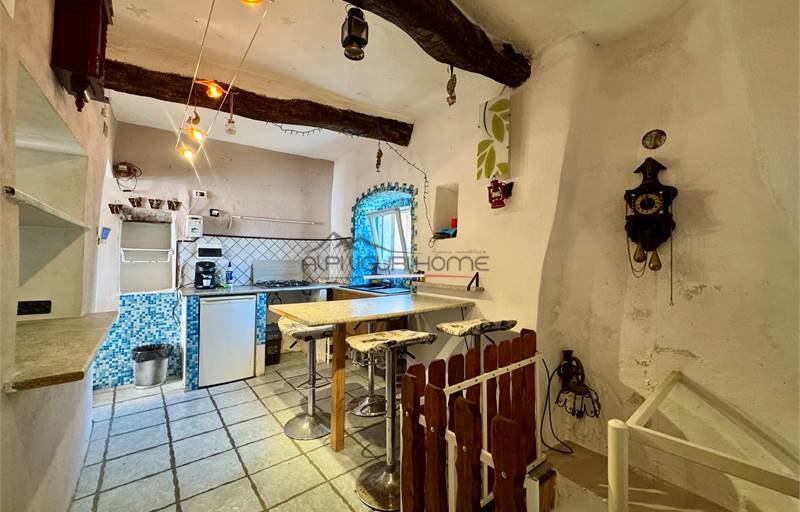 Appartamento su due livelli con balcone, magazzino e terreno